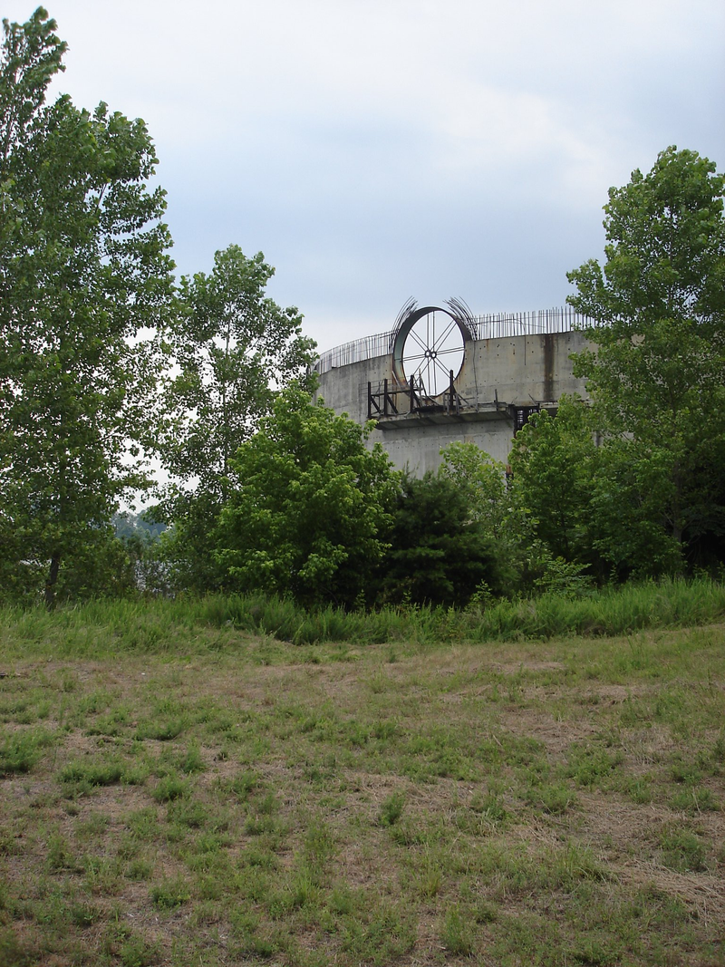 Illustration for article titled Take a tour of the abandoned remains of The Abyss movie set